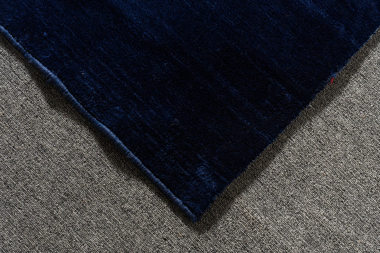 Royal Blue Daisy Wall-to-Wall Carpet